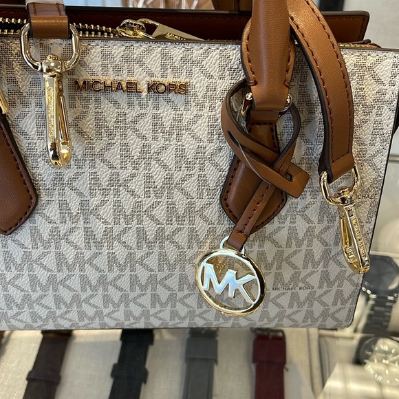 Michael Kors Small Signature Sheila Satchel Crossbody
Vanilla
NWT - Picture 16 of 16